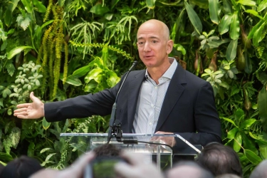 Ramalan Bos Amazon soal Rumah Permanen di Luar Angkasa