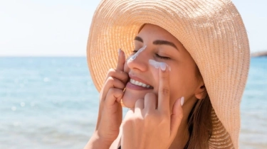 7 Sunscreen SPF 50 Terbaik untuk Flek Hitam Sekaligus Bikin Wajah Cerah