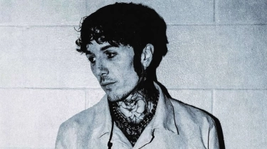 Oliver Sykes Vokalis BMTH Pakai Kostum Rancangan Desainer Indonesia, Publik Auto Bangga