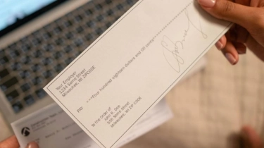 Viral Kisah Mbah Tarman Kasih Mahar Rp3 M, Begini Cara Bedakan Cek Asli dan Palsu