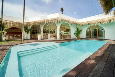 15 Pilihan Vila yang Menarik untuk Akomodasi Liburan Impian, Kolam Renang di Tepi Pantai Jadi Nilai Tambah