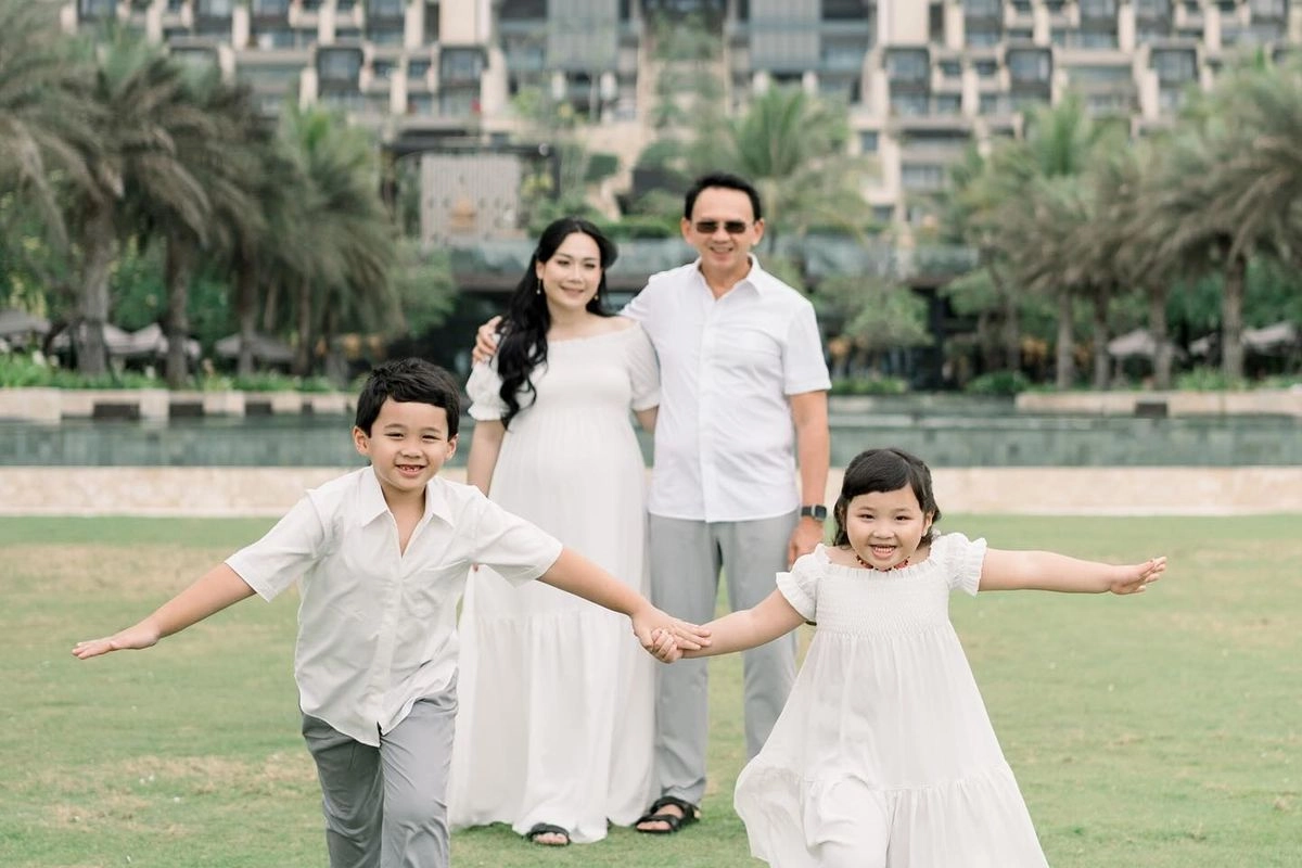 5 Style Puput Nastiti Devi Saat Foto Kehamilan Bareng Keluarga, Nuansa Putih