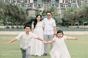 5 Style Puput Nastiti Devi Saat Foto Kehamilan Bareng Keluarga, Nuansa Putih