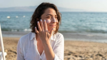 7 Sunscreen SPF 30 Terbaik untuk Flek Hitam Usia 40 Tahun ke Atas, Harga Terjangkau