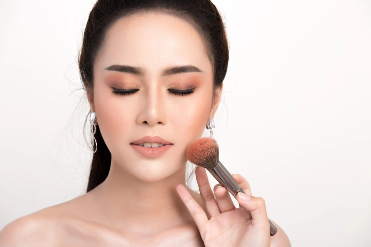 Kesalahan Memakai Blush On yang Kerap Terjadi Menurut Pakar