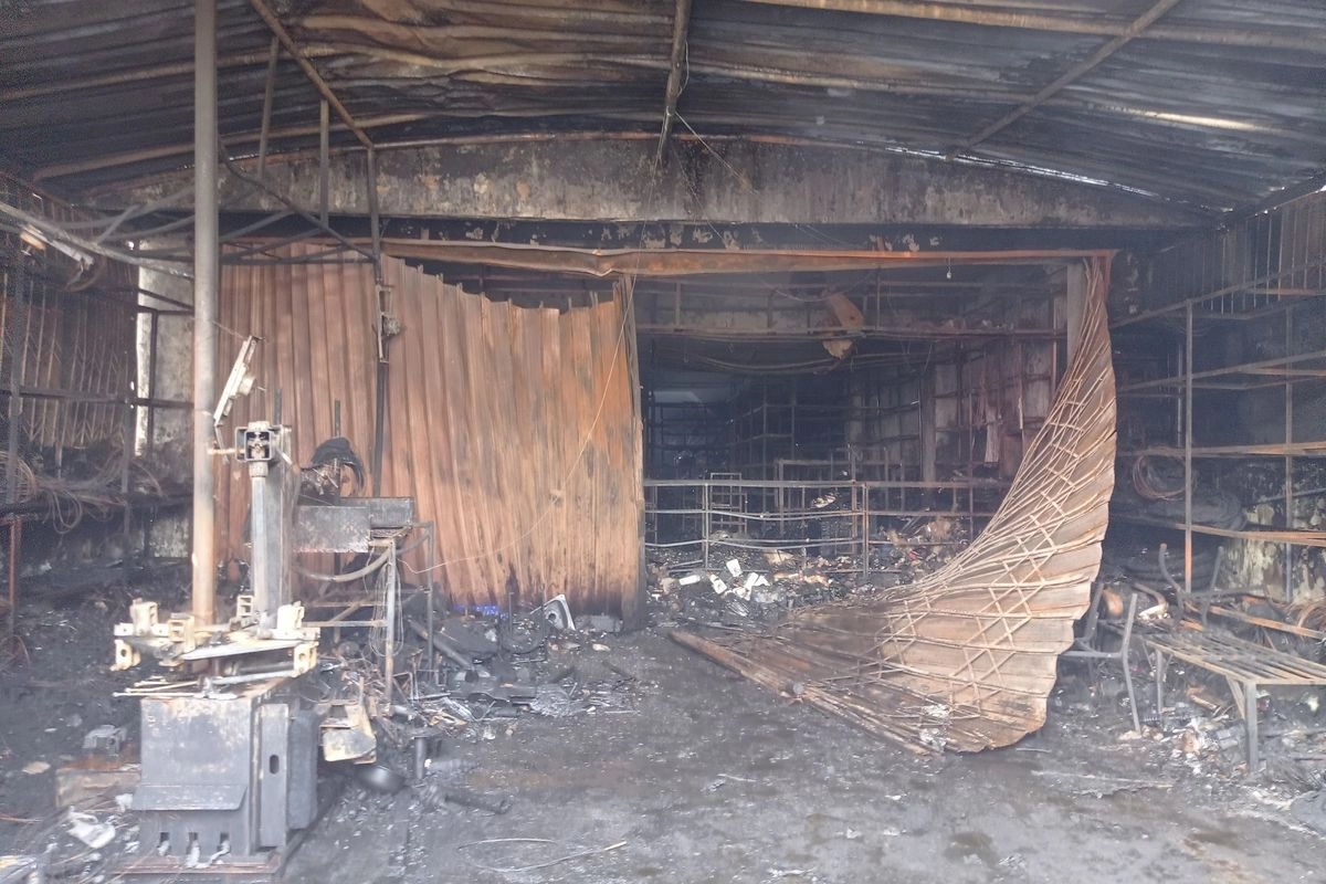 Kondisi Bengkel di Ciledug Ludes Terbakar: Bau Hangus dan Spare Part Berserakan