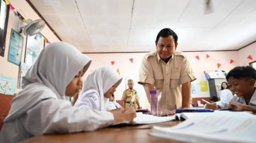 BGN Sajikan Nasi Goreng Telur Spesial HUT ke-74 Presiden Prabowo kepada Siswa