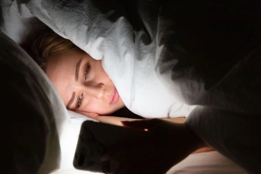 Kenapa Main HP sebelum Tidur Bikin Susah Mengantuk? Ini Alasannya