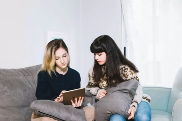 8 Kebiasaan Halus Ini Membuat Anda Terlihat Ketinggalan Zaman Tanpa Disadari Orang Lain