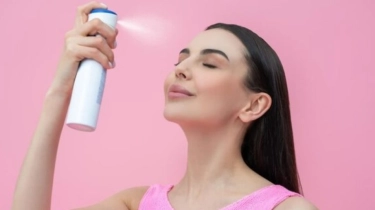 6 Sunscreen Spray yang Aman Dibawa ke Pesawat untuk Kulit Kusam Akibat Travelling