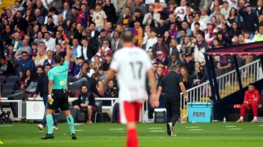 Barcelona Menang Dramatis, Hansi Flick Bingung Dapat Kartu Merah