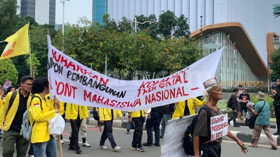 Bawa Spanduk Indonesia Gawat Darurat, Ini yang Jadi Sorotan BEM SI di Setahun Pemerintahan Prabowo