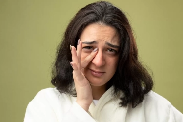 5 Cara Alami Hilangkan Kantung Mata Hitam, Wajah Tampak Segar dan Cerah Kembali