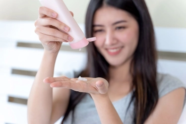 Cara Pakai Sunscreen yang Benar Menurut Ahli, Termasuk Saat di Dalam Ruangan