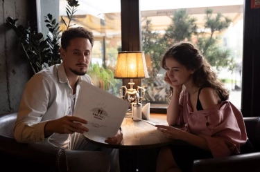 10 Kebiasaan Tak Disadari Kelas Menengah ke Bawah di Restoran, Sinyalkan Kecemasan Finansial