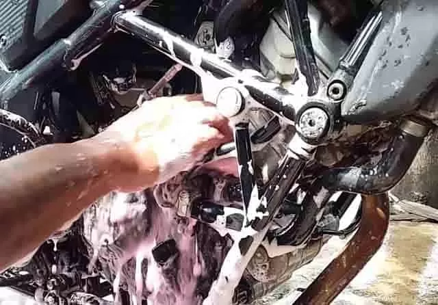 6 Trik Bersihkan Motor Paling Gampang dan Super Cepat yang Wajib Kamu Tahu!