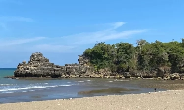 Jelajah Wisata Blitar: 5 Pantai Ini Wajib Dikunjungi untuk Liburan Seru