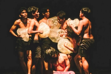 Parade Teater Jatim 2025: Kotaseger Hadirkan “Angon Angin”, Membaca Ulang Arifin C. Noer Lewat Tubuh dan Tradisi