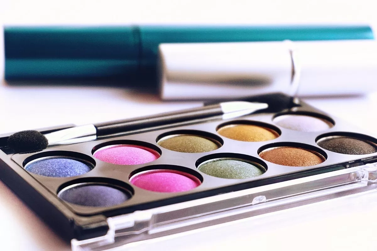 Baru Belajar Dandan? Ini 8 Cara Memakai Eyeshadow yang Ramah Pemula, Mulai dari Pilih Warna hingga Teknik Membuatnya