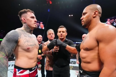 Duel UFC Berakhir Kacau! Ciryl Gane Minta Maaf Usai Tak Sengaja Colok Mata Tom Aspinall
