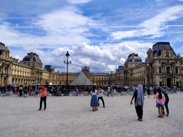 Pelaku Pencurian Perhiasan Napoleon di Museum Louvre Berhasil Ditangkap