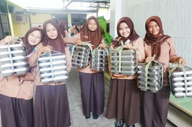 Siswa SMA Negeri 1 Gedangan Semringah Dapat MBG, Menunya Enak dan Bikin Hemat Uang Saku
