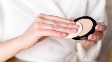 6 Bedak Two Way Cake Anti Luntur, Cocok buat Wanita Aktif dengan Kulit Berminyak