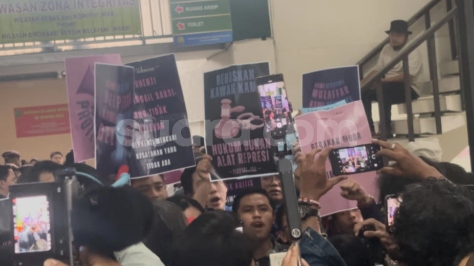 Praperadilan Delpedro Ditolak, Pendukung Beri Kartu Merah ke Hakim: Bebaskan Kawan Kami!
