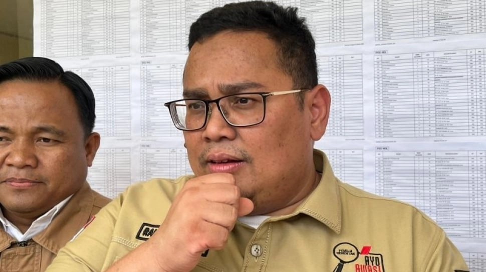 Sambangi KPK, Pelapor Ketua Bawaslu Serahkan Bukti Dugaan Korupsi Proyek Renovasi Gedung