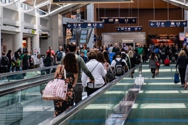 Shutdown AS Berlarut, Ribuan Penerbangan Ditunda dan Petugas Bandara Belum Digaji