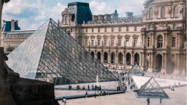 Dua Pria Ditangkap Terkait Pencurian Permata Berharga di Museum Louvre
