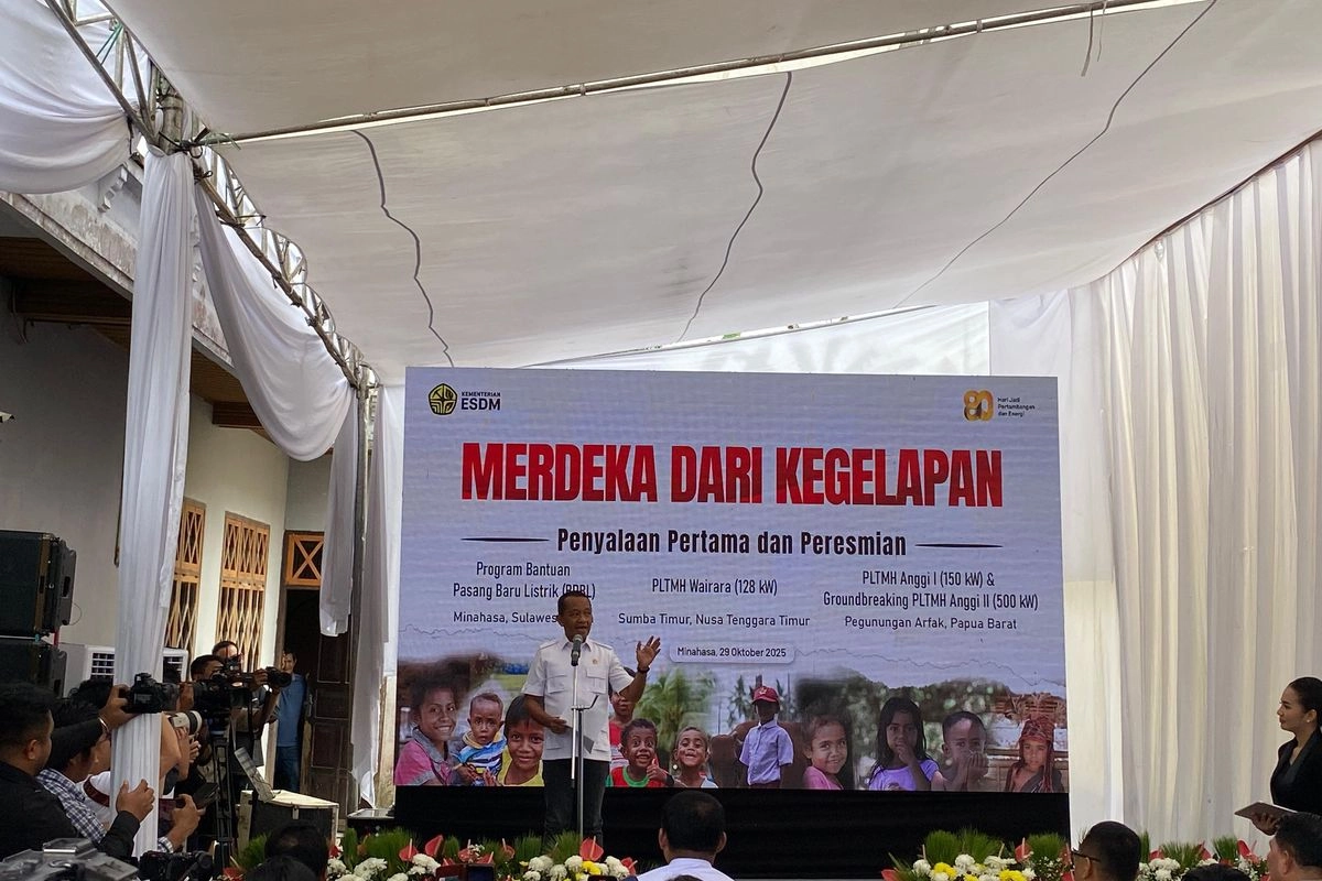 Bahlil Resmikan Listrik Gratis untuk 112 Rumah di Kampung Halaman Ibu Prabow