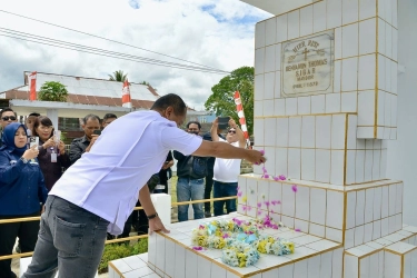 Kunker ke Minahasa, Bahlil Sempatkan Nyekar ke Makam Keluarga Prabowo