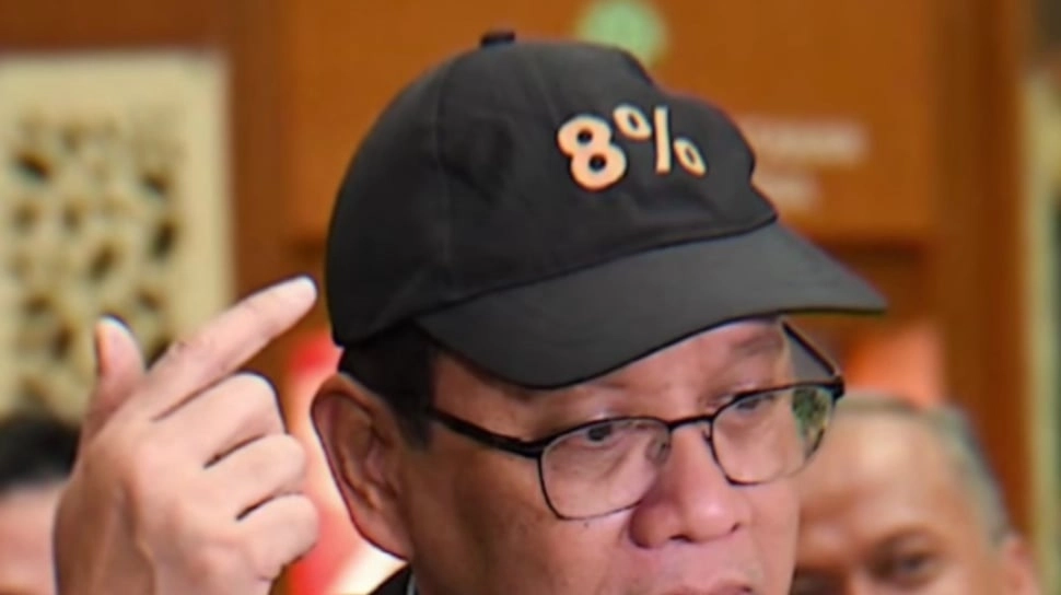 Menkeu Purbaya Pamer Topi '8%' Sambil Lempar Bola Panas: Target Presiden, Bukan Saya!