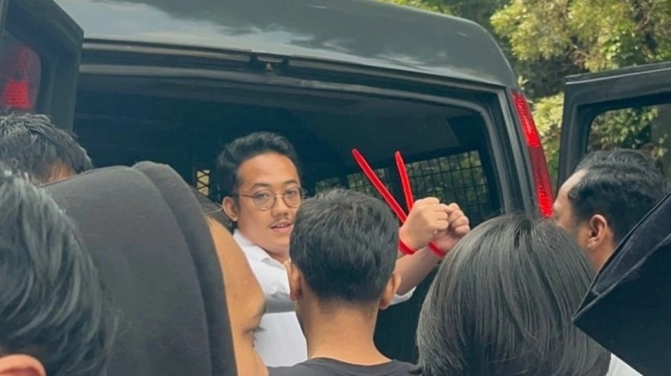 Tangan Diikat saat Dilimpahkan ke Kejaksaan, Delpedro: Semakin Ditekan, Semakin Melawan!