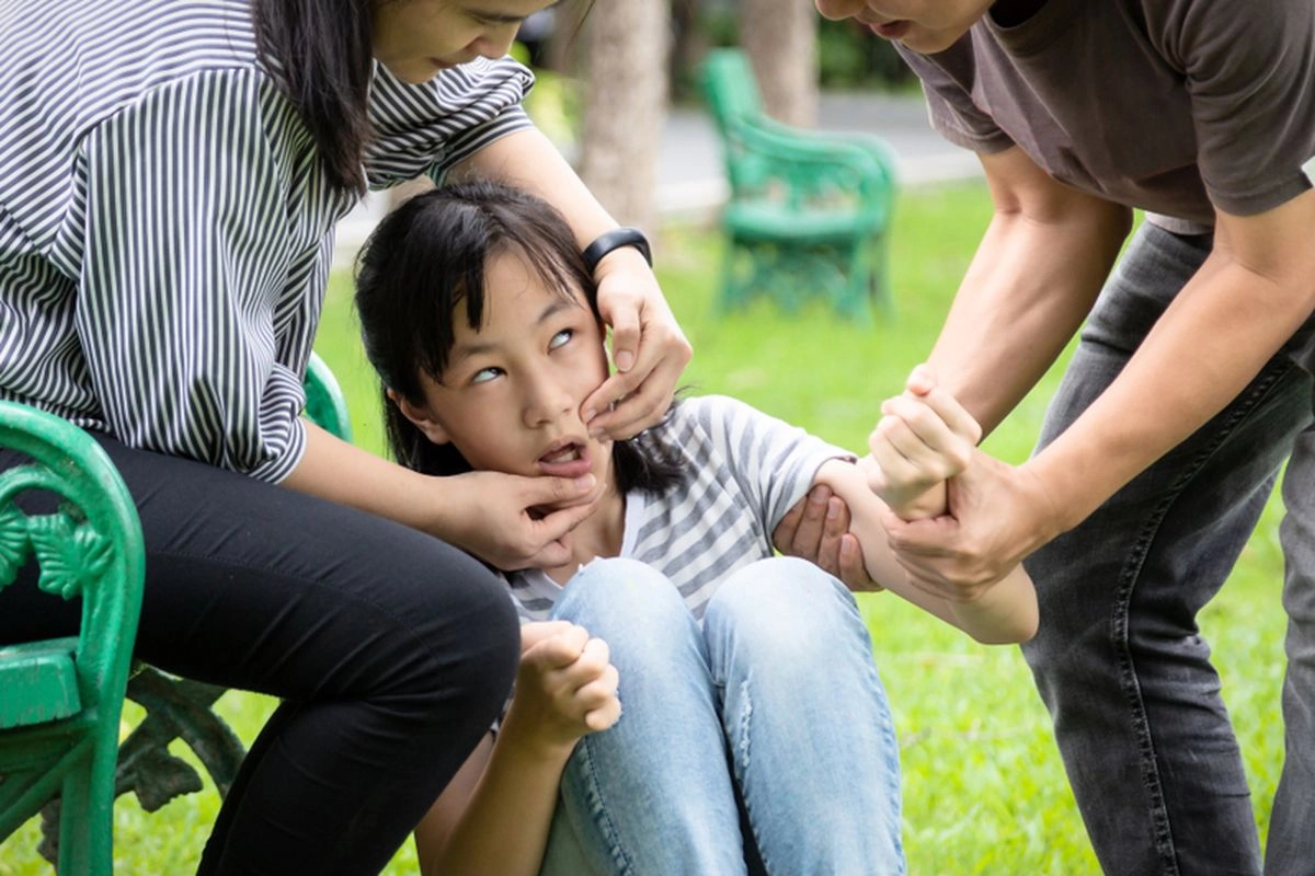 Jangan Masukkan Sendok ke Mulut Anak Kejang, Ini Alasannya Menurut Dokter