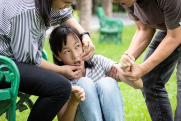 Jangan Masukkan Sendok ke Mulut Anak Kejang, Ini Alasannya Menurut Dokter