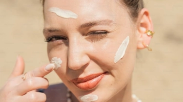 Sunscreen Apa yang Bagus untuk Musim Hujan? Ini 5 Pilihan Produk Termurah Mulai Rp18 Ribuan