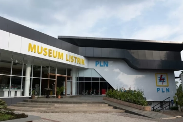 Menapaki Sejarah Kelistrikan Indonesia: Dari Privilege Kolonial hingga Energi Hijau Masa Depan Seluruh Rakyat