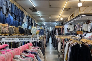 Cerita Aza dan Malihah, Pilih Thrifting Demi Berhemat di Tengah Pembatasan Impor Pakaian Bekas