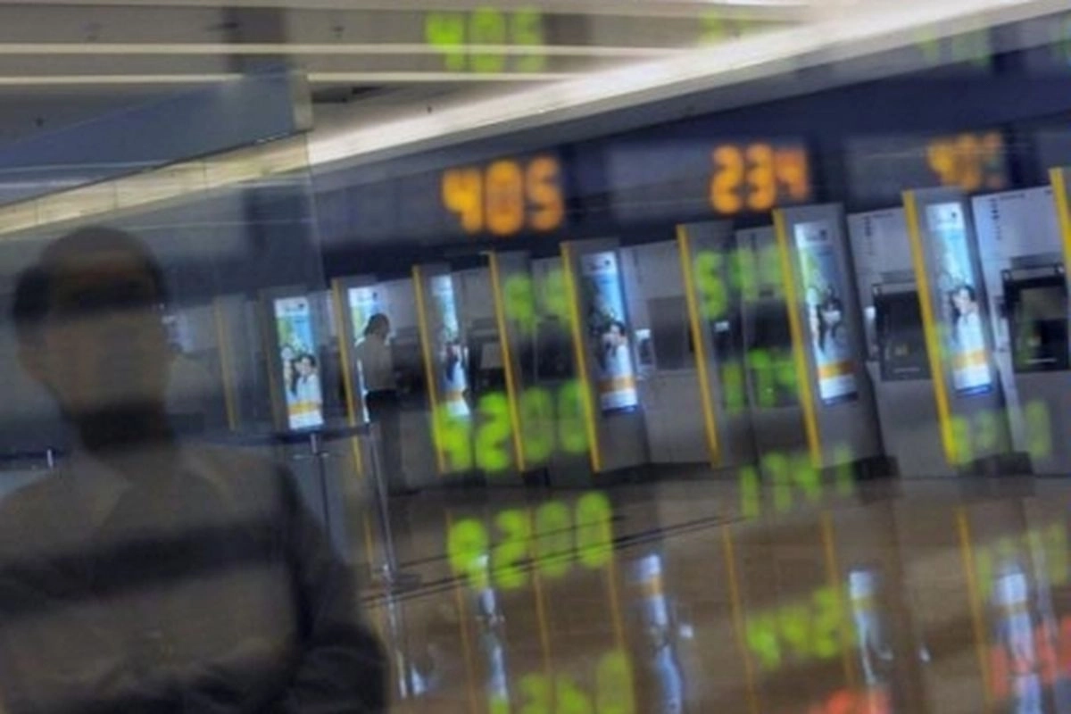 IHSG Akhir Pekan Ditutup Melemah, Rupiah Menguat Tipis