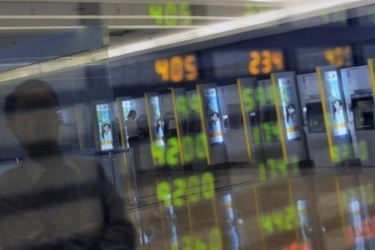 IHSG Akhir Pekan Ditutup Melemah, Rupiah Menguat Tipis