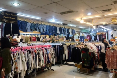 Larangan Impor Pakaian Bekas Bikin Pedagang Thrifting Pasar Baru Cemas: 