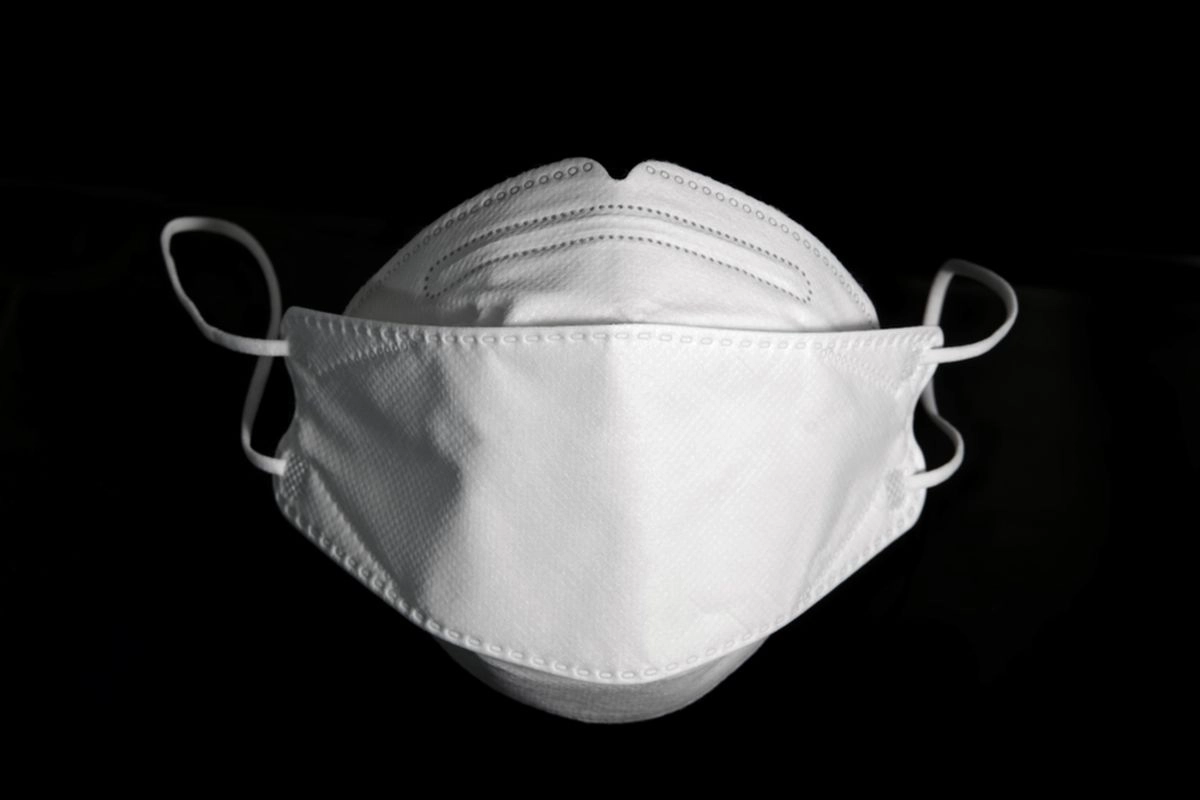 Masyarakat Diminta Pakai Masker Cegah Polusi Mikroplastik Setelah Hujan di Jakarta