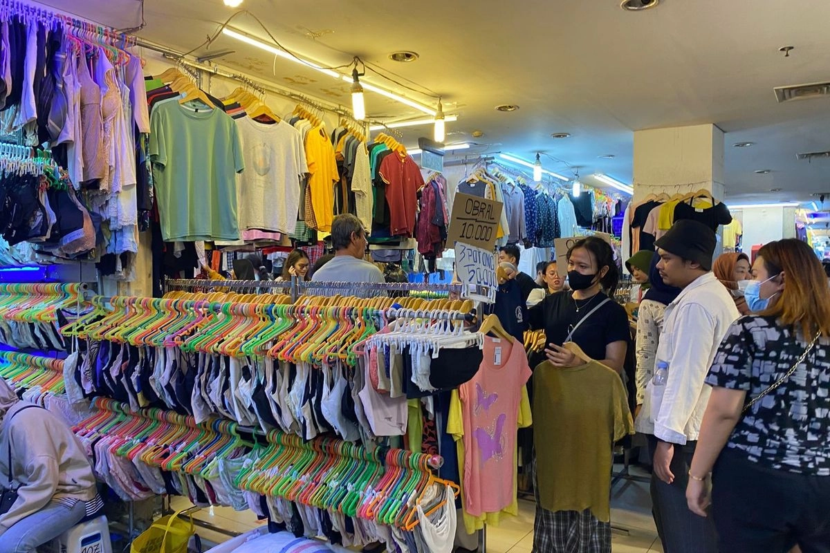 Mengurai Sisi Abu-Abu Thrifting Ilegal