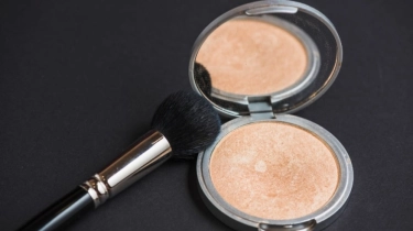 5 Bedak Two Way Cake untuk Usia 40 Tahun ke Atas, Flek Hitam Tersamarkan