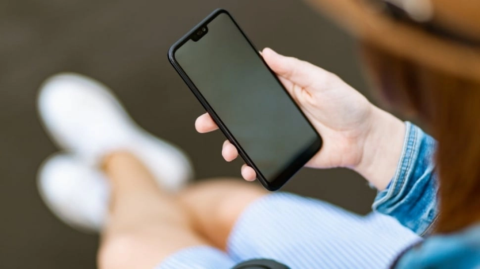 7 Kebiasaan Buruk Menggunakan HP yang Diam-Diam Merusak Kesehatan