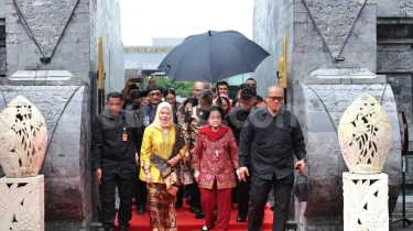 Hujan Lebat Iringi Megawati Ziarah ke Makam Bung Karno di Blitar, Begini Momennya