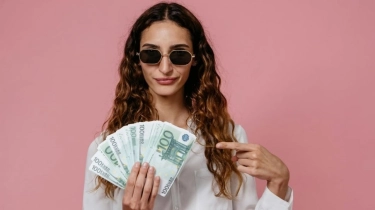 Rezeki Lancar! 3 Zodiak Ini Diprediksi Panen Cuan Sepanjang November 2025