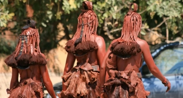 Sang Rambut Merah dari Bumi Afrika: Mitos dan Identitas Suku Himba